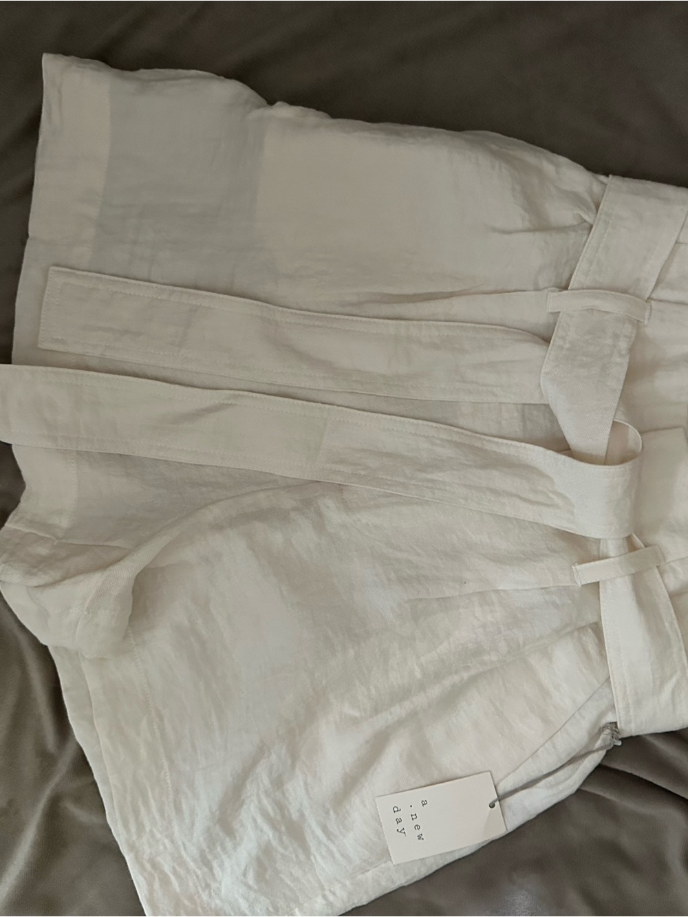 Lightweight White Linen Tie-Waist women’s shorts